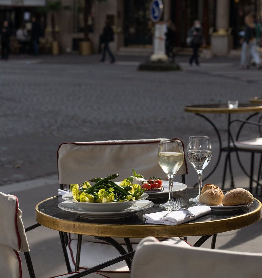 Notre terrasse où vous pouvez déguster une cuisine de brasserie qui incarne l'élégance à la parisienne. Profitez de notre restaurant place saint honoré situé en face de la comédie française.
